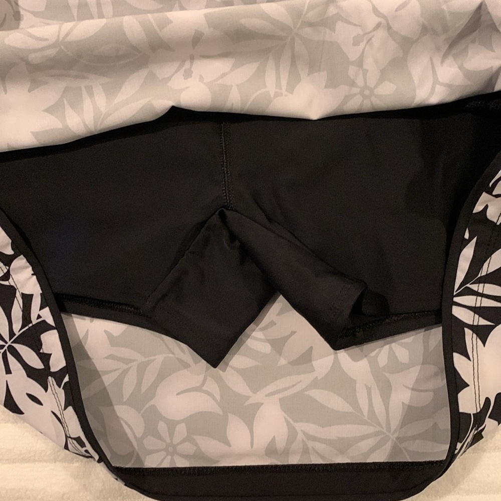 NWOT Lands End Womens Skort. Has black shorts with hygienic liner in place. 12. - Picture 3 of 9